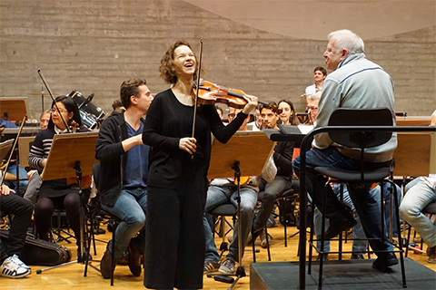 Hilary Hahn rehearsing